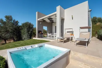 Piscina di Villa Pettegola Tenuta il Cavaliere di Italia Noto- Vista Mare Mini piscina idromassaggio o nelle vicinanze