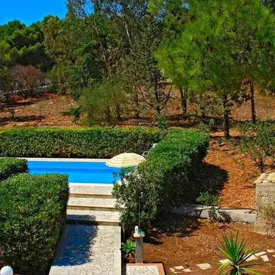 Villa with pool and tennis court