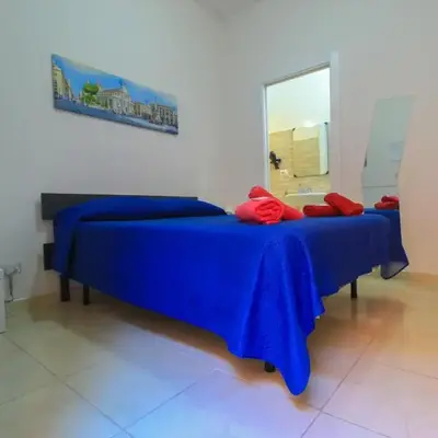 BED&FLY NEAR AIRPORT CATANIA FONTANAROSSA BAGNO PRIVATO In CAMERA