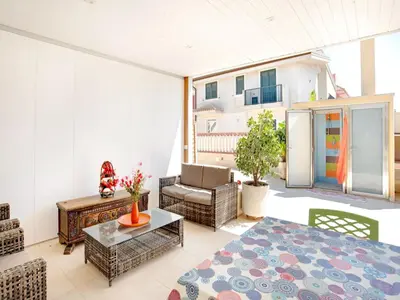 Area soggiorno di Flat near the sea with air conditioning and patio