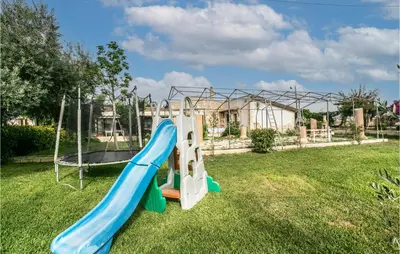 Area giochi per bambini di 2 Bedroom Pet Friendly Home In Siracusa