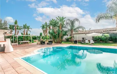 Piscina di 2 Bedroom Pet Friendly Home In Siracusa o nelle vicinanze
